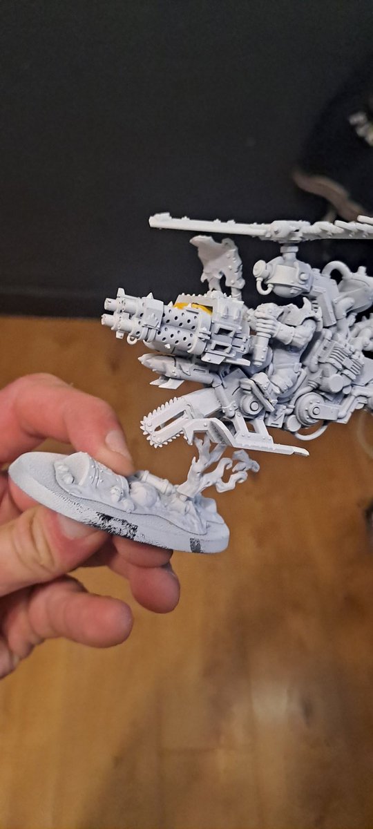 Chriskardiac1's tweet photo. MORE DAKKA and a little chainsword #WarhammerCommunity #orkz #orks #OrkInProgress https://t.co/xnznQVRS2j