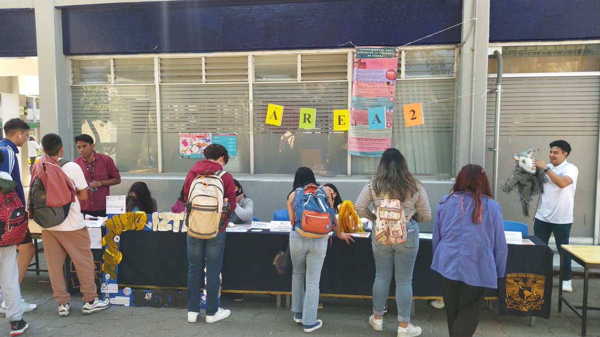 ADNIztacala's tweet photo. La Facultad de Estudios Superiores Iztacala presente en #ENP2 en la jornada "El estudiante orienta al estudiante". 💙💛🧬
 #FESI #ADNIztacala #UNAM #EOE https://t.co/oVi9O9BgOI