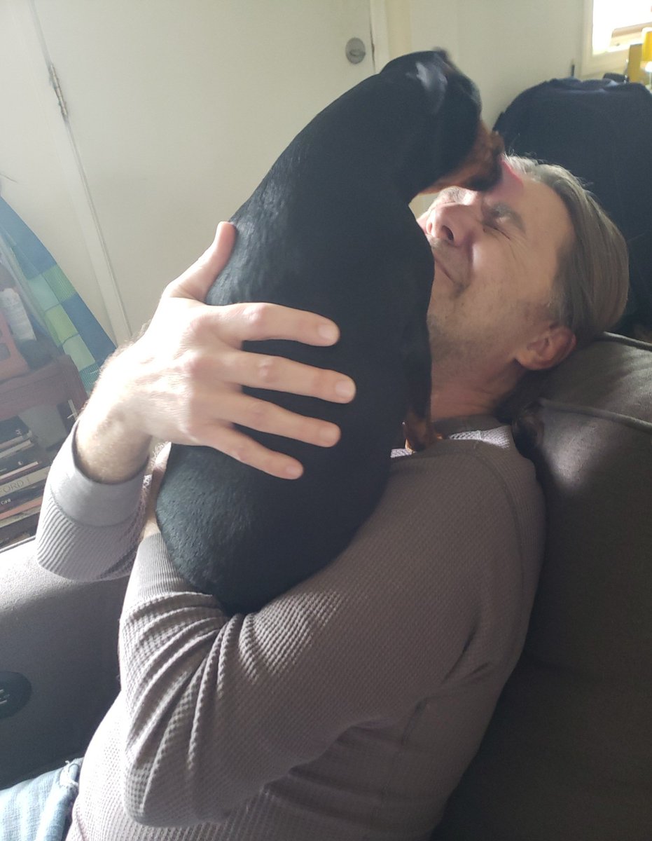 RoseLizenberg's tweet photo. Zuzu was Very Adamant about morning kisses today. #minpins https://t.co/hOXZrwzgZZ