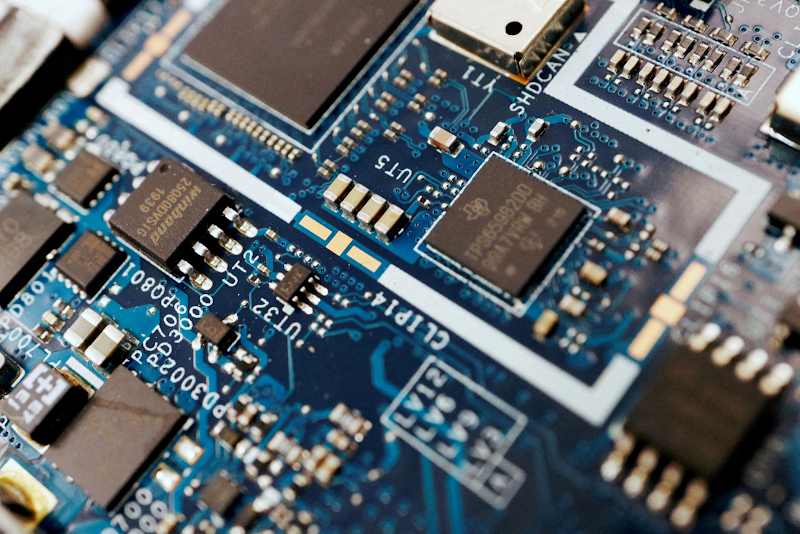 GRDecter's tweet photo. Microchips.

They go in everything from your smartphone to your car to everything that is powering the new AI revolution.

Chips are the new oil. https://t.co/Yyl6wNnljg