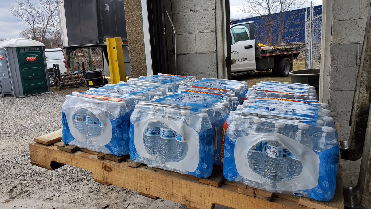 ComediansResist's tweet photo. We distributed water to workers at State Line truck parts factory, steps away from the #EastPalestineDisaster, where grapple trucks clear wreckage stirring up the toxic remains that blow into the factory shipping door.
Chip in for more #WaterForWorkers:
https://t.co/EYlpHPworW https://t.co/vH9SmjYwRs