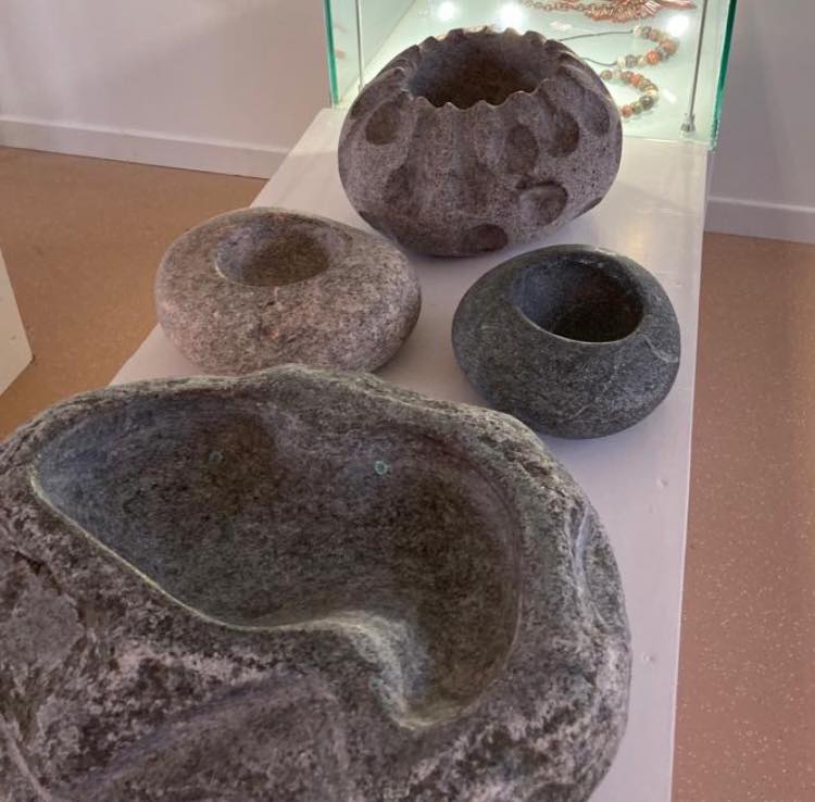 gneiss_things's tweet photo. Sculpted vessels, carved from Hebridean Gneiss and Granite.
Come and see these and more on Fri 24th Feb and Sat 25th at our post-carving studio in Studio 1, Seilebost School.
#openstudio #isleofharris #geology #sculpture #scotland #jewellery #painting #outerhebrides #artgallery https://t.co/6ZOKXhRsIY
