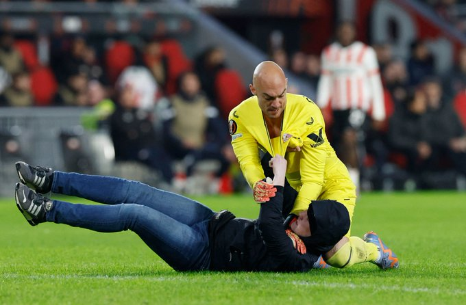 PedroFajardo33's tweet photo. 😳 Acaba de saltar un espontáneo en el PSV-Sevilla de la #EuropaLeague y ha intentado agredir a Dimitrovic.
😂 Digo intentado porque el tiro le ha salido por la culata. Ya podía haber elegido a otro jugador para enfrentarse...
#PSVSevilla #Dimitrovic #UEL https://t.co/qboGTxPo38