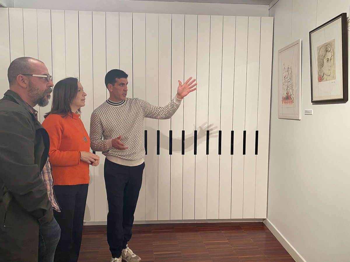 aytoalcazar's tweet photo. Esta tarde-noche, la alcaldesa Rosa Melchor ha acudido, junto al concejal Mariano Cuartero, al Museo José Luis Samper para inaugurar la exposición “Artistas, amigos y contemporáneos de José Luis Samper”. 

#EsAlcázar 
#alcazardesanjuan https://t.co/NMDA575xuI