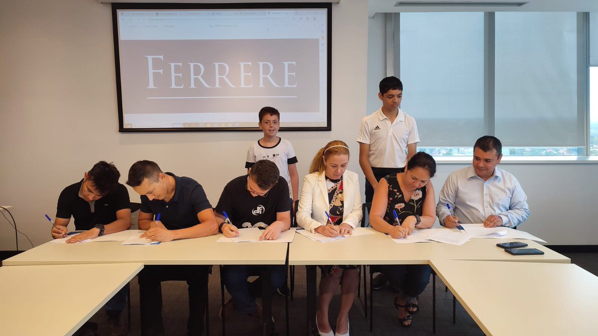 ferrere's tweet photo. #PARAGUAY El equipo de negocios familiares de FERRERE asesoró y acompañó a la familia Coronel González en el proceso de preparación y firma de un instrumento que regirá las relaciones de la familia empresaria, conocido como “protocolo familiar”.

Detalles: https://t.co/mQoRhlMylD https://t.co/vrF0CKP5pN