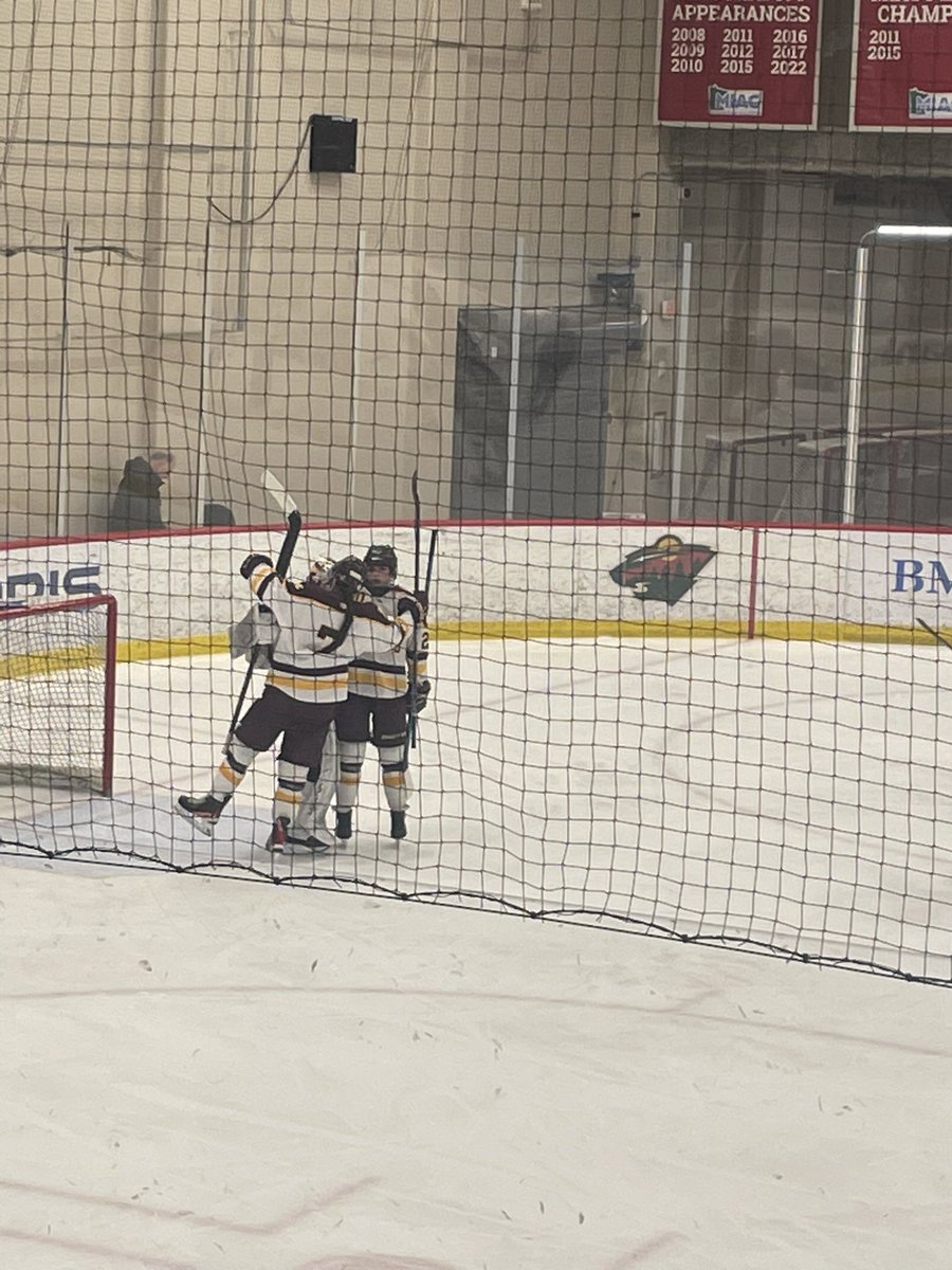 GirlsOtter's tweet photo. Otters win! 4-1 final score. Otters will play in the consolation championship on Saturday morning at 8 am Vs Mankato East https://t.co/avJtOj5pHX