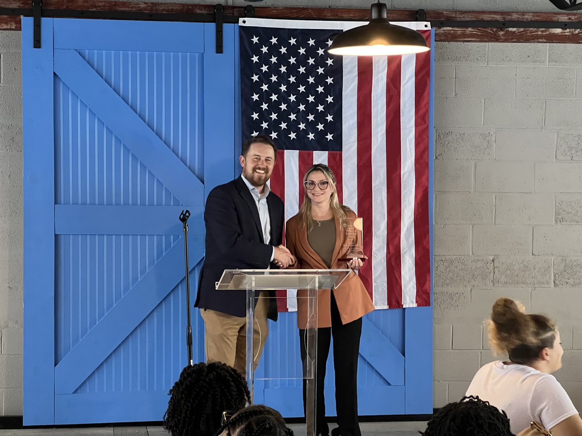 ITrustParents's tweet image. PSO presents a Golden Apple to Gov.@SarahHuckabee Sanders for championing #parentchoice and all educational options options in the state of Arkansas. It was received by Brittany Branard, Deputy Director of Public Affairs Office of the Governor. #ITrustParents