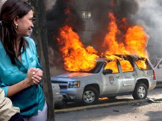 Aqui prohibido olvidar !
 !Todos recordamos a la que ahora se quiere dar golpes de pecho como demócrata, cuando era la Madrina de las Guarimbas, con su llamada " la salida", sus peticiones de invasión, que el bombardéo no se quedara en amenaza y que se hiciera creible!