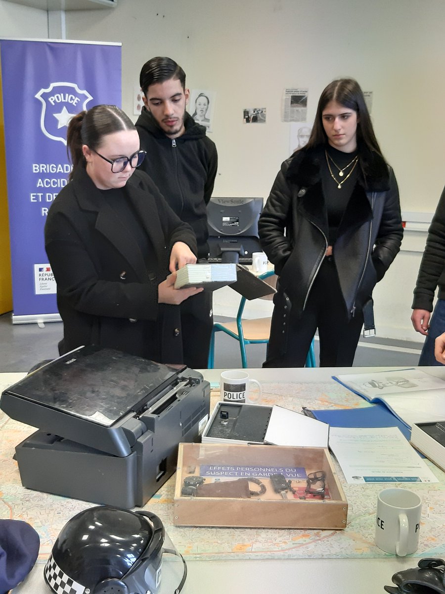EstLGADDICTION's tweet photo. 🚗 1ère action à #Dijon avec les élèves du Lycée Les Marcs d'Or !
Nous y déployons l'escape game #SecuriteRoutiere... 

🚗 Merci à l'établissement qui nous a bien accueilli et au @Prefet21_BFC  Une grande 1ère en #CotedOr ! https://t.co/zJjiipYZyM
