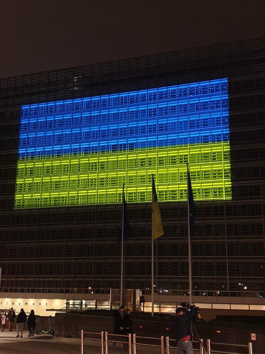 Tnutsu's tweet photo. European Commission 💛💙 https://t.co/O3sTKDGhxF