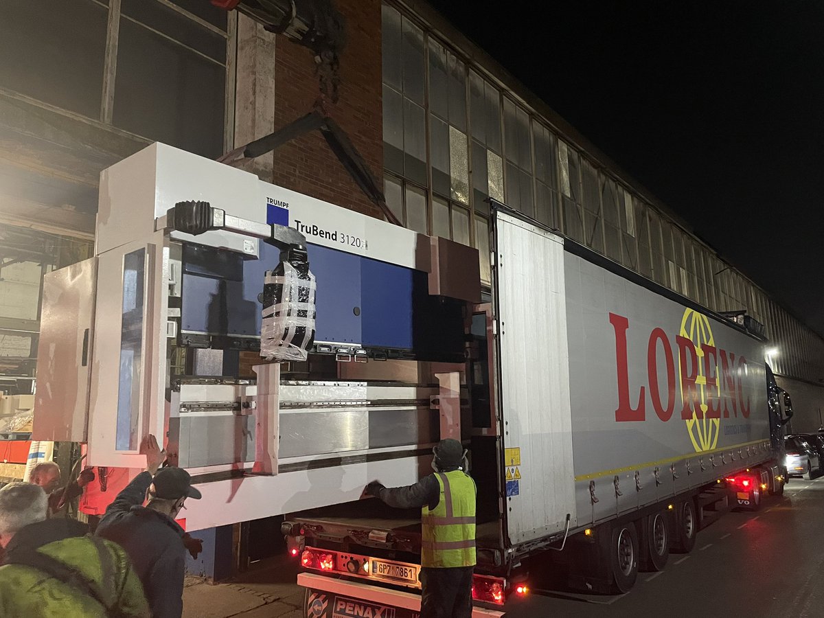 ZebraMachinery's tweet photo. Trumpf pressbrake out from our stock this evening to an overseas customer #trumpf #UnitedKingdom #stock #Export #overseas #sold #truck #curtainside #loaded #customer #sheetmetal #press #mfguk #mfgnews  #transport #crane #zebra #worldwide #used #machinery #engineering #tooling https://t.co/W8Mxf5twts