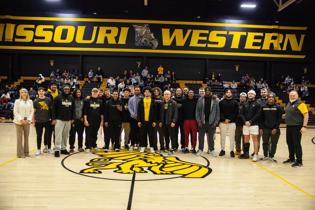 What a night! It's awesome seeing these Griffons get recognized for their continuous success in the classroom!
#OurCity🦁🦅

📸: <a href="/ArianneBoma/">Arianne</a>