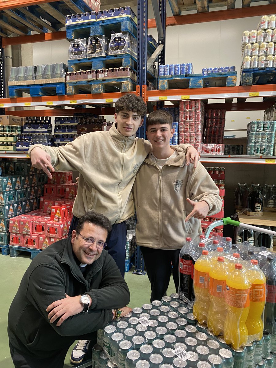 PUcaceres's tweet photo. Un grupo de jóvenes del SAR  preparan todo lo necesario para la Cervezada  solidaria en la Facultad de Derecho de 13 horas a 16 horas.
 Os esperamos. @infouex https://t.co/cbW6wuRWWH