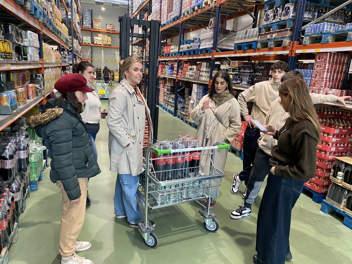 PUcaceres's tweet photo. Un grupo de jóvenes del SAR  preparan todo lo necesario para la Cervezada  solidaria en la Facultad de Derecho de 13 horas a 16 horas.
 Os esperamos. @infouex https://t.co/cbW6wuRWWH