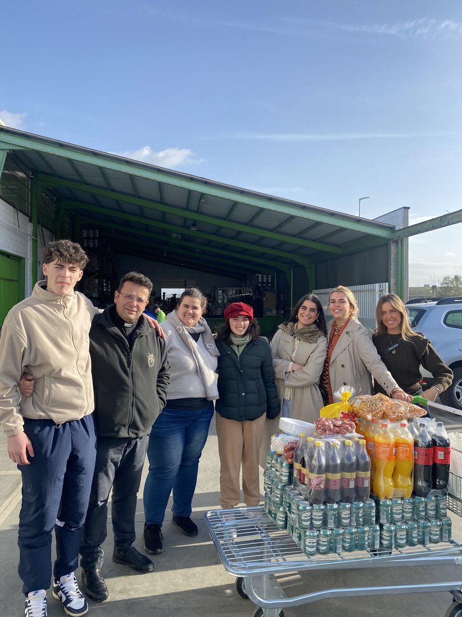 PUcaceres's tweet photo. Un grupo de jóvenes del SAR  preparan todo lo necesario para la Cervezada  solidaria en la Facultad de Derecho de 13 horas a 16 horas.
 Os esperamos. @infouex https://t.co/cbW6wuRWWH