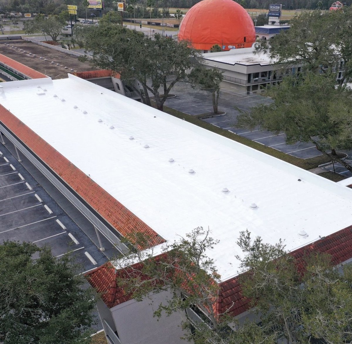 NCFI's tweet photo. E Guard Roofing down in Kissimmee, Orlando. 🍊you glad you renewed your old tar and gravel roof with a brand new spray foam roof using NCFI #EnduraTech. #NCFI #EGuardRoofing #roofing #SPFroof #sprayfoamroof #roofs #sprayfoamroofing #rvalue #SPF #SPFinsulation #Orlando #Florida https://t.co/DksCpZBgyY