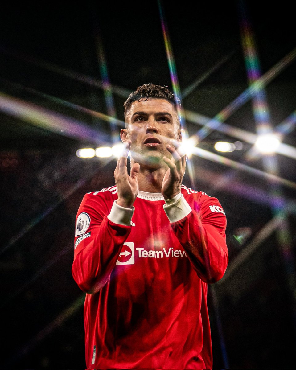 TeamCRonaldo's tweet photo. Manchester United fans chant “Viva Ronaldo” for the first time since Cristiano Ronaldo left the club. https://t.co/1StrWpVNjU