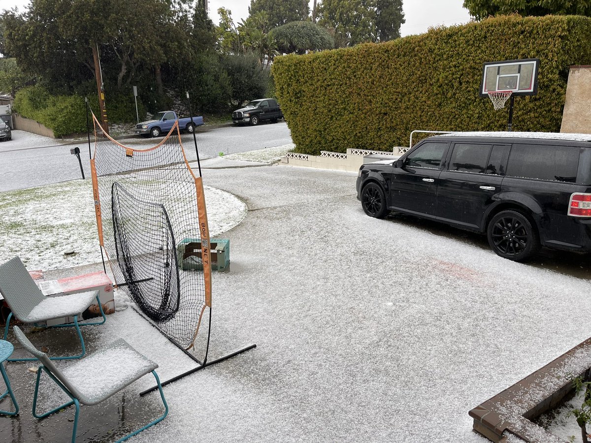 jasoonn's tweet photo. Hail and snow falling in La Habra! ❄️ @KTLAnewsdesk @KCBSKCALDesk @abc7weather https://t.co/q3F2FZ2N0H