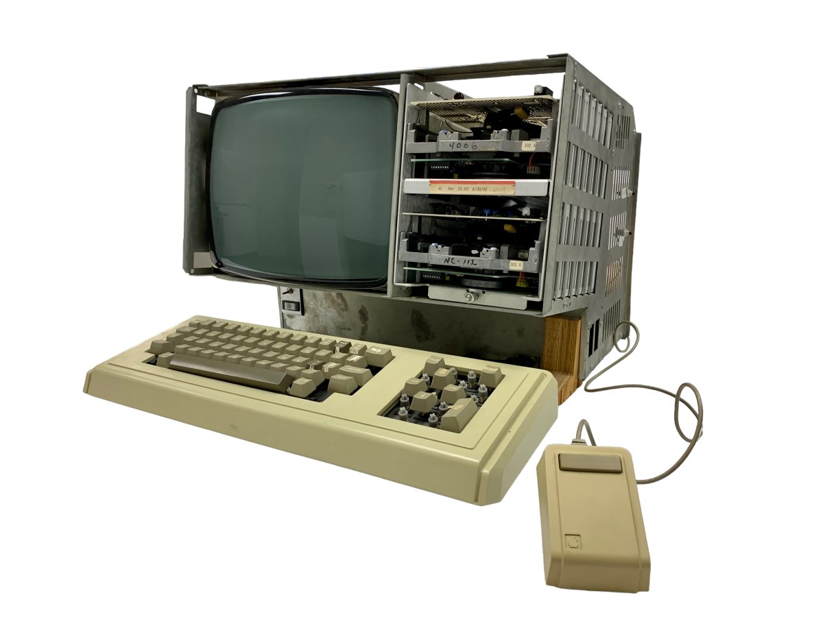 ComputerHistory's tweet image. In honor of the 40th anniversary of the Apple Lisa, check out this rare Lisa prototype from CHM’s collection! Read more about Lisa and access the Lisa source code: bit.ly/3Xh6Tyc
#AppleLisa #ArtOfCode