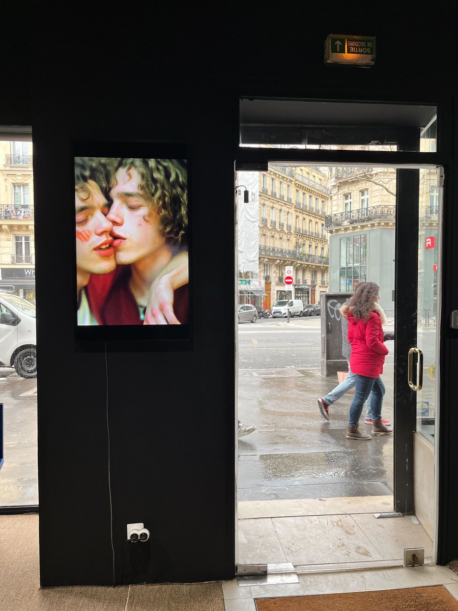SuperRare's tweet photo. Great to see everyone in Paris at the SuperRare Community Meet-Up💎

Thank you SuperRare Space @ihamnft for hosting and to the artists exhibiting: @tonywallstrom @lifewithart_ @IsraelRiqueros @synchrodogs @klonedontsleep @clownvamp @sashastiles https://t.co/p6HtFcvQor