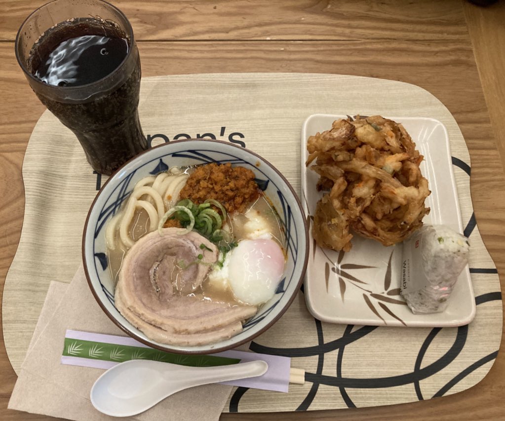 Meso_Mk2's tweet photo. 自分史上最も高級なうどん、合わせて約3000円（2023年2月時点）
そして謎のとんこつ味を頼んでしまった、wagamamaよりは断然うまかったけどBKにすれば良かった…
#丸���製麺　#marugameudon https://t.co/vHRyjwy60i