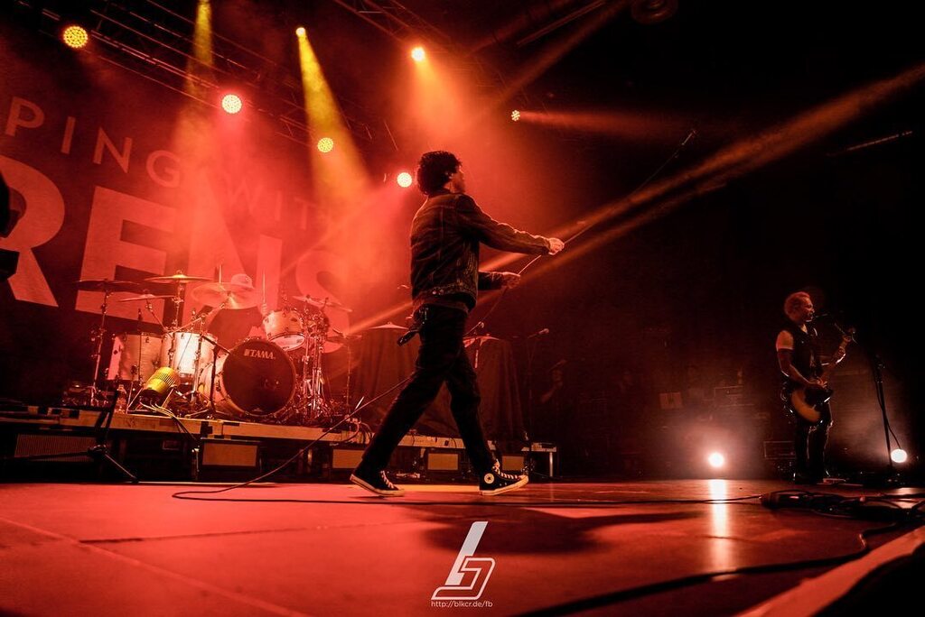 BlackChester's tweet photo. New on Insta: Sleeping With Sirens - Huxleys Neue Welt, Berlin #sws #sleepingwithsirens #completecollapse #kellinquinn #berlin #huxleys #musicphotography #concertphotography #sonya7riv https://t.co/NBxdOdGem3 https://t.co/1lenUf9r7T
