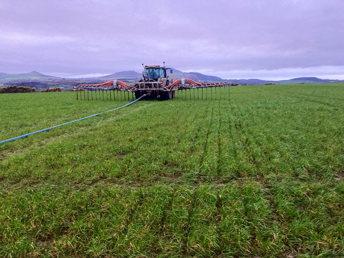 2600meters of pipe crossing 3 roads a river and a small wood, 3200cubes of slurry pumped on to silage ground over the last couple of days. Saving some hard work with the tanker. Gwneud y mwyaf or tywydd sych, cael slyri ar y caeau silwair.