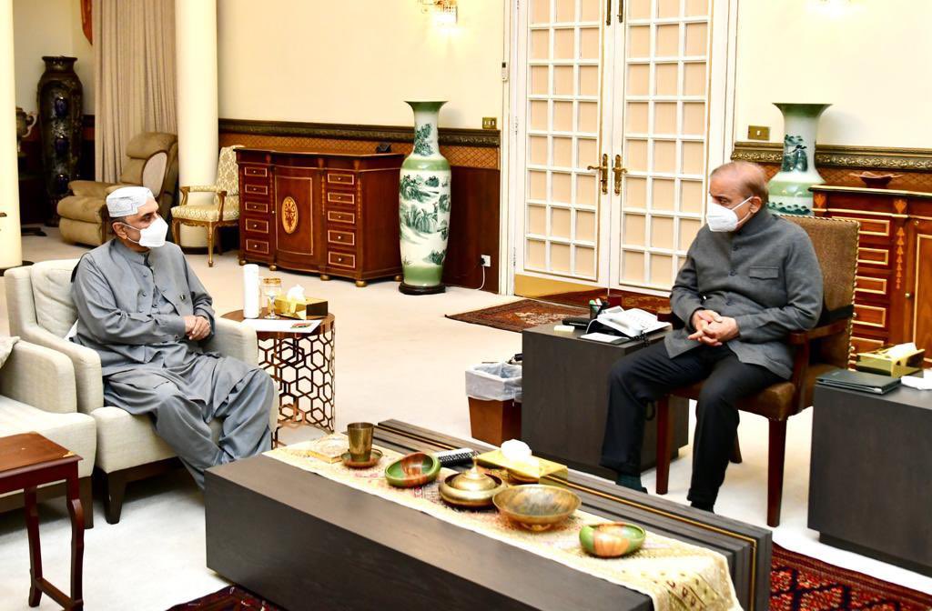AftabBhattiPP's tweet photo. Islamabad: Prime Minister @CMShehbaz  receiving Former President of Pakistan, Mr. @AAliZardari in Prime Minister House https://t.co/xOW5Xs6cWS