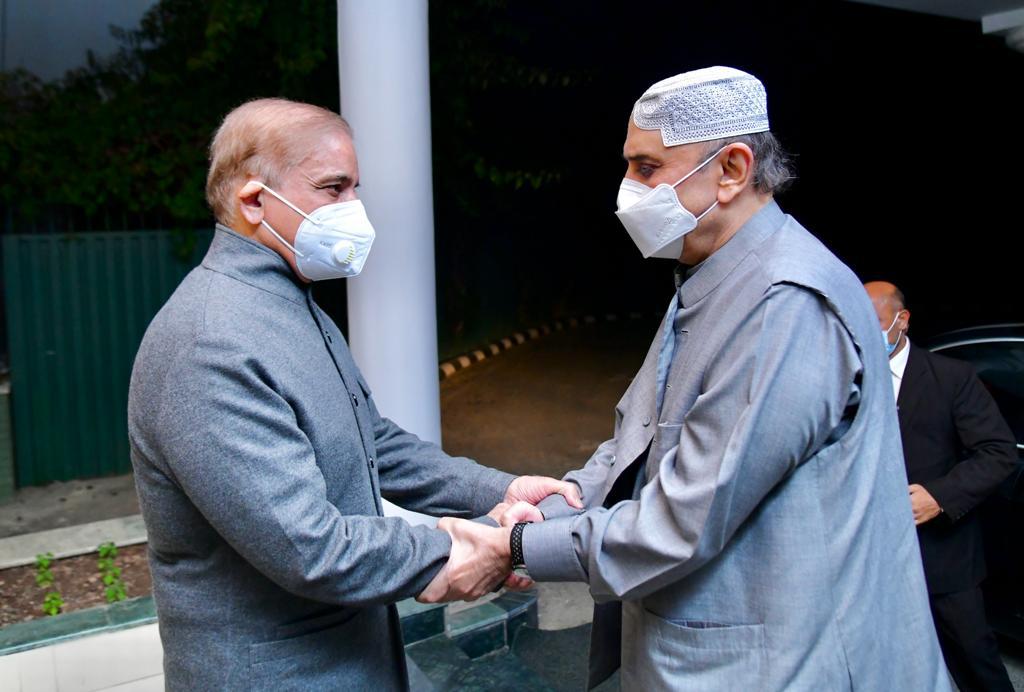 AftabBhattiPP's tweet photo. Islamabad: Prime Minister @CMShehbaz  receiving Former President of Pakistan, Mr. @AAliZardari in Prime Minister House https://t.co/xOW5Xs6cWS