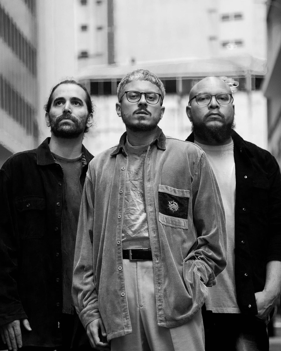 Uma das coisas que São Paulo proporciona é reencontrar velhos amigos para construir novas histórias. E, é sempre bom cruzar com <a href="/menoresatos/">menores atos</a>. 

Dessa vez para registrar o começo de uma turnê incrível em um dos meus cantos preferidos da cidade.