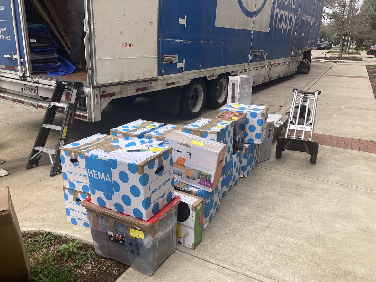 MsHayleyNL's tweet photo. @BethlehemClaire Very odd seeing Hema boxes in the wind in Houston 😂 https://t.co/pwfl50YKdE