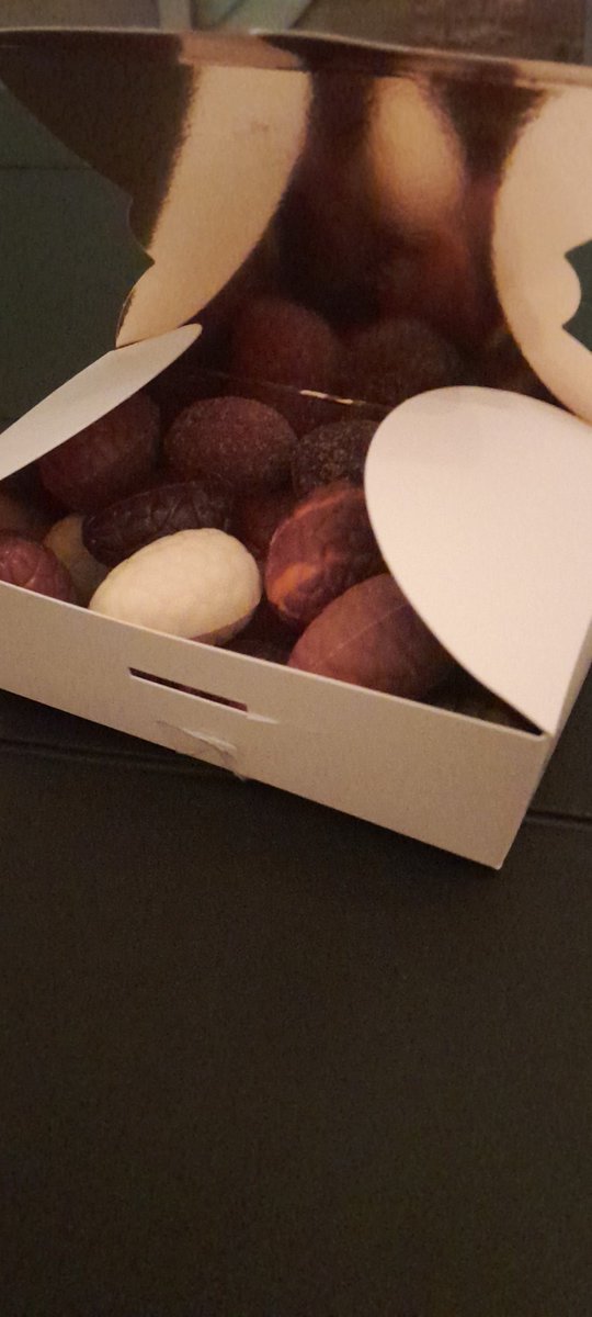 Van ambtenaar Joze van den Hurk kreeg ik nog een leuk presentje. Heerlijke paaseitjes van Chocolaterie Mousset . Heerlijke 🤤