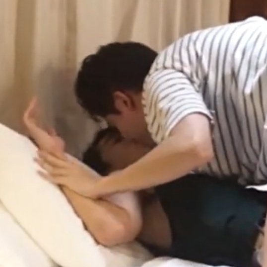 mixkanawat's tweet photo. “i'm shy” here “i'm getting goosebumps” there,, IS THIS YOU FIRSTKHAO??? NO CAUSE THEY LITERALLY HAD TO EDIT MOST OF /THIS/ OUT. https://t.co/XIdGaDyK8Z