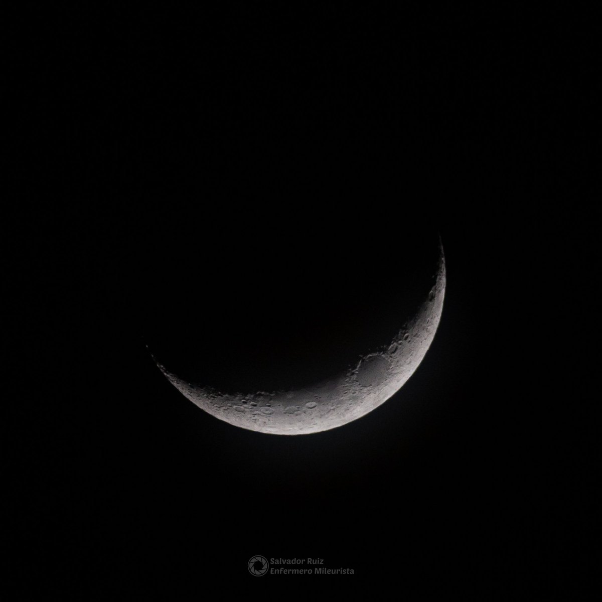 Hoy la #Luna nos sonríe entre una fina capa de nubes.
🌒 🔭 📷
Buenas noches y buena guardia. 🏥 🚑 😷 💉

#Astrophotography #cielosESA #astrophoto #moon
