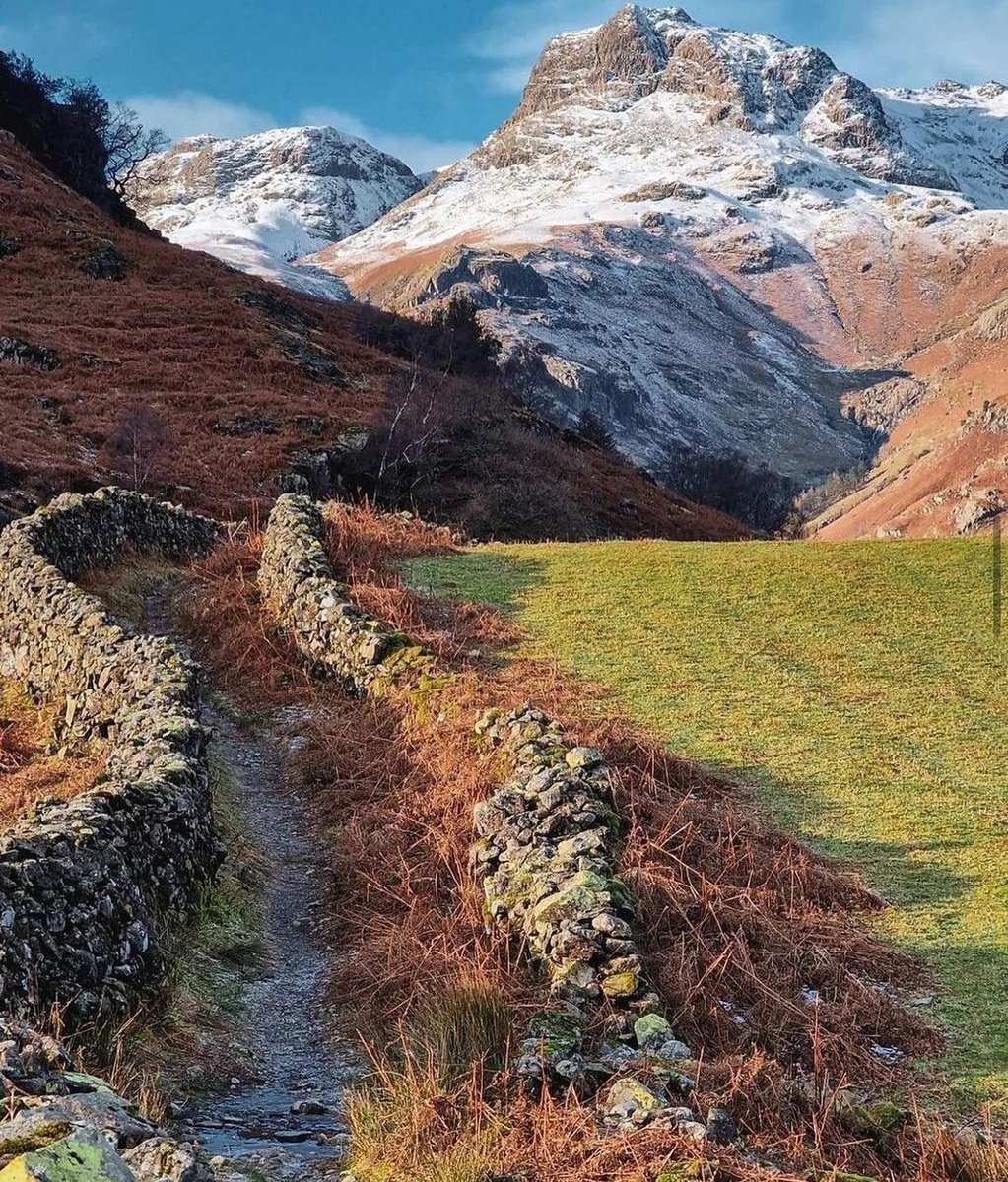 thelakes100's tweet photo. A sprinkling of snow is back on the fells and another cold snap forecast. Winter isn’t over yet.
❄️
Great shot @roisin_jelley 

#thelakes100 #hillwalking #Lakedistrict #cumbria #explore #nature #photography #naturephotography #life #adventure #keswick #snow https://t.co/f5y1KiqTts