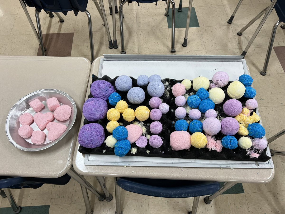 NP_Science_NHS's tweet photo. The annual Science NHS bath bomb lab was a success with this great bunch! #ScienceRules 🤓 @NPHS_Science @VoelzJames @SouthernHancock #NewPalProud #WeAreDragons https://t.co/Ayq94DuIqS