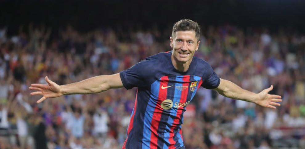 2010MisterChip's tweet photo. MNU 0-1 FCB (17') - Primer partido oficial de Robert Lewandowski en Old Trafford y primer gol. Es su tanto número 99 en las competiciones europeas (91 en la Copa de Europa y 8 en la Copa UEFA). Hoy llegará a 100. Tomad nota. https://t.co/PAWhf3asiG