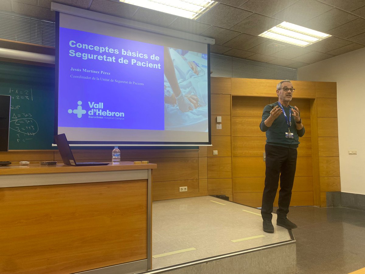 2n Seminari "seguretat de pacient" als estudiants de 6è <a href="/medicinauab/">Medicina UAB</a>! Cultura de seguretat, pilar en la estrategia de la prevenció. Analitzem junts els factors del procés d'atenció segura. Gaudint docència amb els companys:
<a href="/jmartinez_vh/">Jesus Martinez</a>
<a href="/ROSERMARTIN2/">Roser Martin</a> <a href="/juponah/">Júlia Salvador</a> <a href="/vallhebron/">Vall d'Hebron</a> <a href="/QHuvh/">Qualitat HUVH</a>