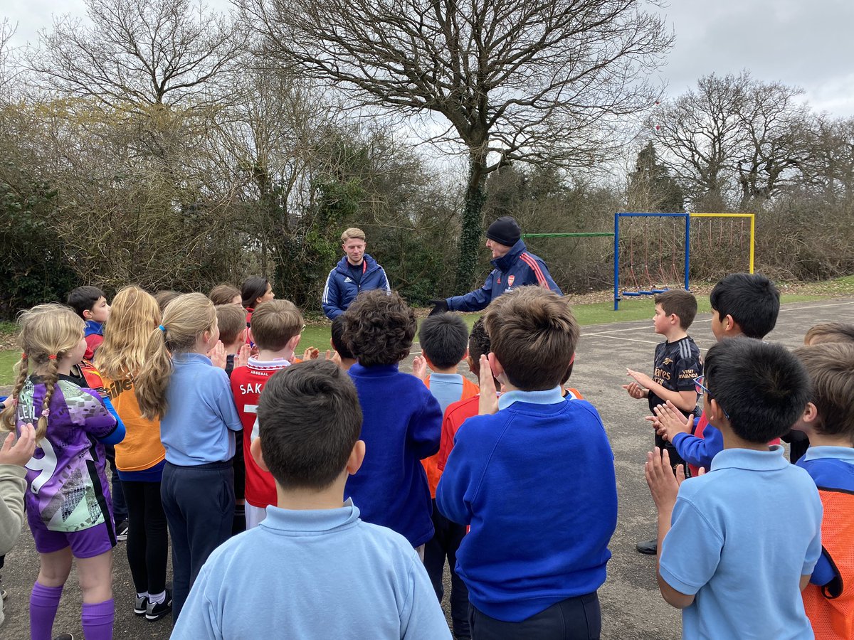 We had a lovely time working with coach Alan and Josh from @AFCCommunity this afternoon. Thank you for the wonderful visit 😊😊@WroxhamSchool @Aubreymiro @MrSwaile @MrsLucyWilliams @MissBThomas_