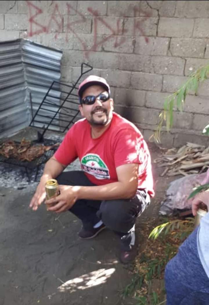Mazaruca's tweet photo. Colaborando con la búsqueda de #DiegoAlejandroBarria, #ANAFER donó 20 bidones de agua para los familiares y amigos del Club 4x4 que están desplazados en el terreno zona #RocasColoradas #PuertoVisser de #Comodoro. https://t.co/v3yD2ncrSe