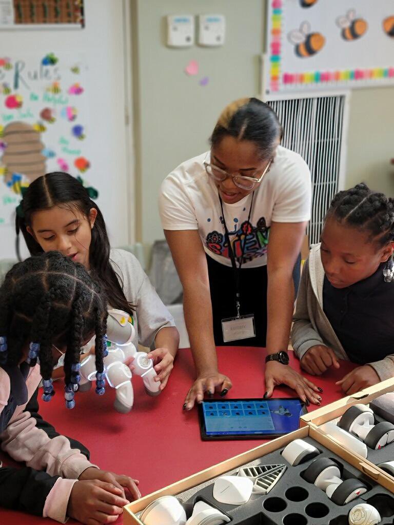 BranchesFL's tweet photo. Anytime @TechGirlPower stops by, it’s always a fun time with our #girls!! Yesterday our Board Member and volunteer extraordinaire Amaka Amalu spent the afternoon with our 5th and 4th Grade girls at Branches Lakeview teaching them how to build a robot.
#Branchesfl https://t.co/JEkfBT3Tsf