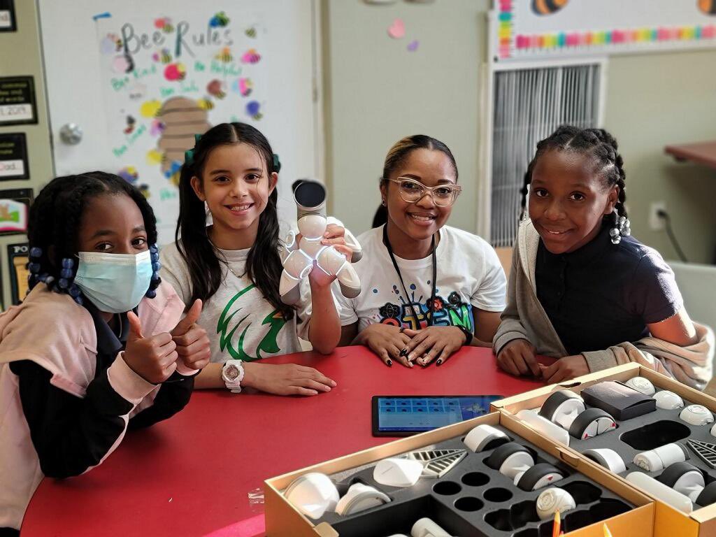 BranchesFL's tweet photo. Anytime @TechGirlPower stops by, it’s always a fun time with our #girls!! Yesterday our Board Member and volunteer extraordinaire Amaka Amalu spent the afternoon with our 5th and 4th Grade girls at Branches Lakeview teaching them how to build a robot.
#Branchesfl https://t.co/JEkfBT3Tsf