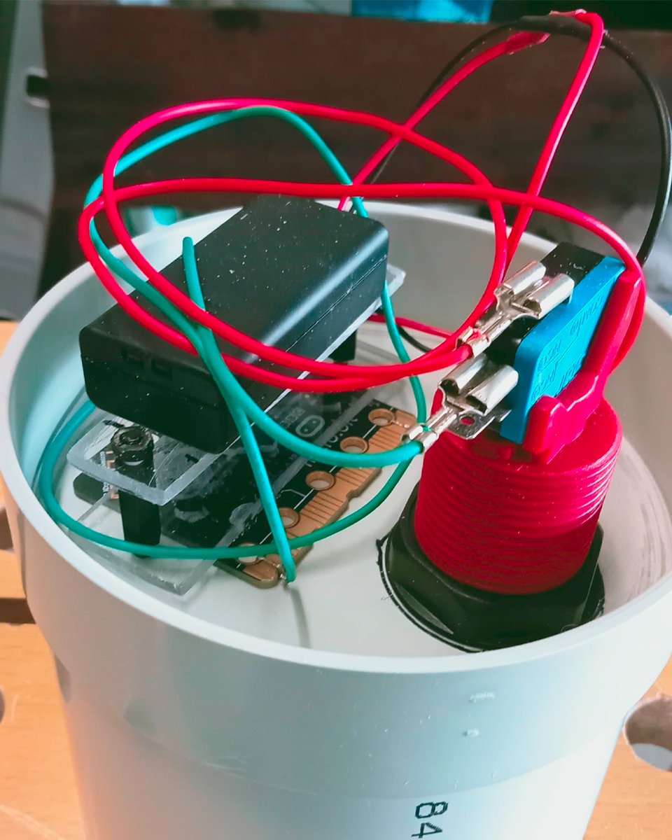 CoreElecAU's tweet image. A handful of Microbits can create an innovative #gameshow buzzer system. Tai on the #CoreElectronics forum shared their build with us. An enclosure made from PVC piping houses the #Microbit, battery pack and arcade buttons forming this techy #trivia game. coreelec.io/nh