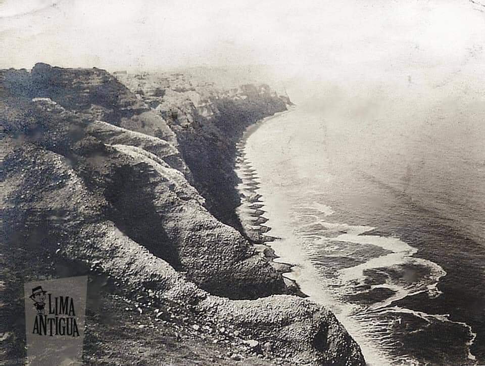 Una fotografía del año 1910 que nos muestra el espacio que hoy conocemos como el Circuito de Playas de la Costa Verde.

Colección Lima Antigua
#vladimirvelasquez #limantigua #coleccionlimantigua #lima #costaverde