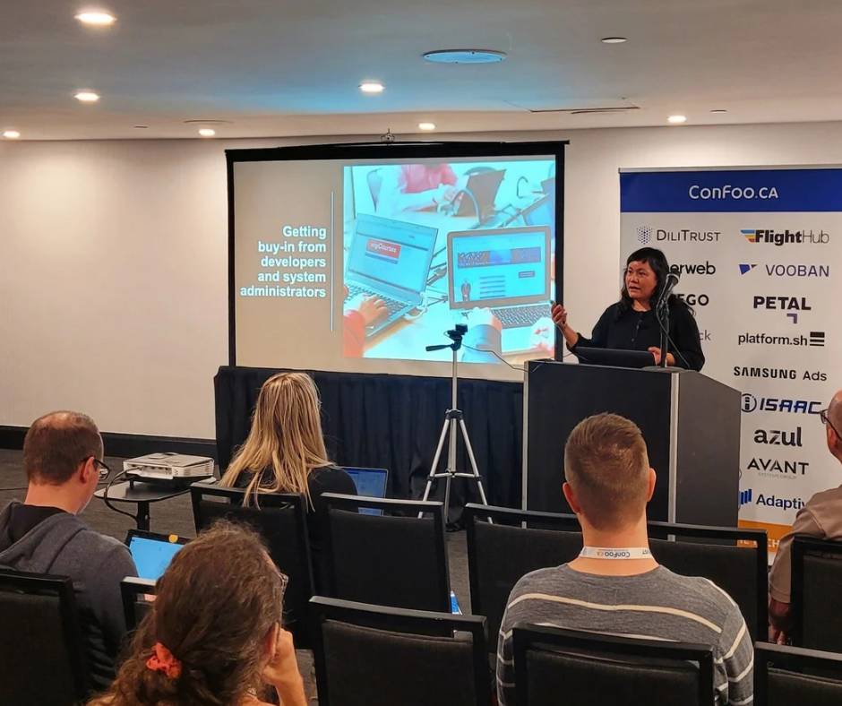 confooca's tweet image. 👥️ &quot;The community now support each other in various ways, which is great!&quot;

Implementing digital standards can make an organization&apos;s life so much easier. Some great tips for securing buy-in and encouraging involvement in this talk by Joyce Peralta. 😊

#confoo #techconference