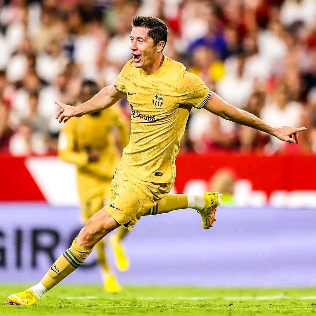 FBN150's tweet photo. R. Lewandowski 18' (P) open the first goal again Manchester United in old Trafford 
Barcelona 1-0 Manchester United (3-2)
#MUFC
#ManUtd
#Barcelona
#FBC
#UEL https://t.co/IInulpuM24