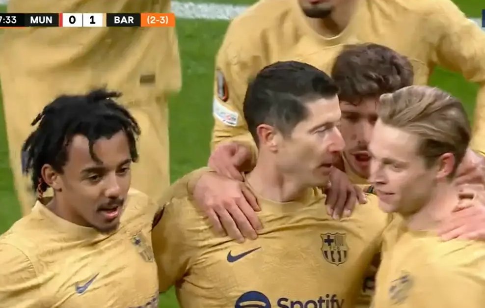 FBN150's tweet photo. R. Lewandowski 18' (P) open the first goal again Manchester United in old Trafford 
Barcelona 1-0 Manchester United (3-2)
#MUFC
#ManUtd
#Barcelona
#FBC
#UEL https://t.co/IInulpuM24