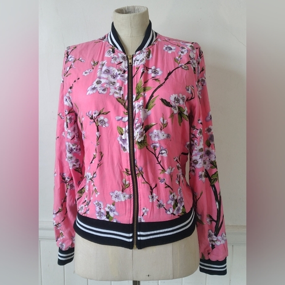SynShadow6661's tweet photo. So good I had to share! Check out all the items I'm loving on @Poshmarkapp #poshmark #fashion #style #shopmycloset #netflix #rubyrocks: https://t.co/uo4ND2jS5K https://t.co/fxdFZ2K8j9