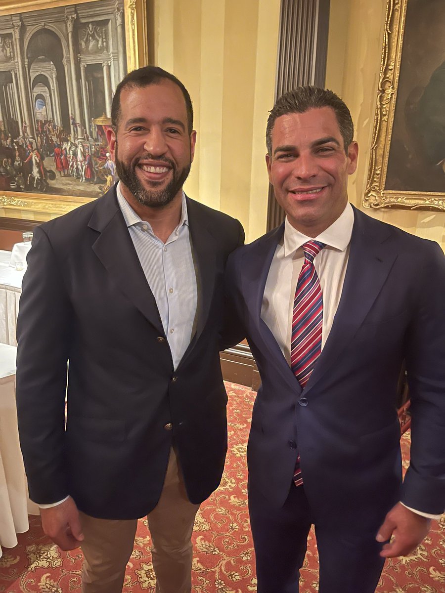 Great to meet Mayor @FrancisSuarez in #Boston last night. Incredible work he’s done to advance #blockchain & #Web3 in Miami, the model & energy we are using @QUBIC_LABS in #quincyma. Appreciate his pragmatic approach to politics & governing, while using #innovation as a unifier.