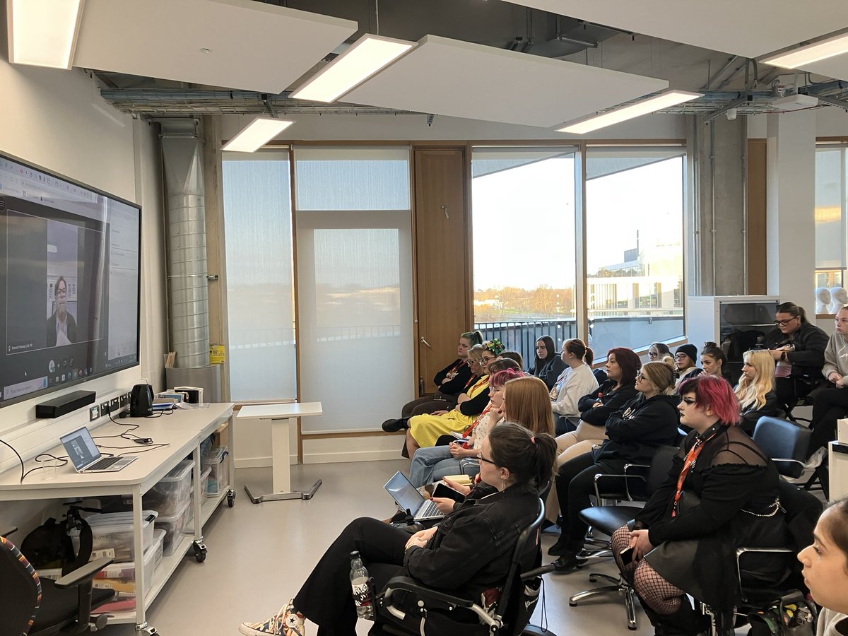 UONHMPSS's tweet photo. As part of #ChangingFuturesWeek we were honoured to be joined by Oscar and BAFTA nominated make-up artist @donaldmowat live from the set of his latest project, having just finished heading up the make-up on the upcoming film #DunePartTwo sharing his wisdom with our students! #UON https://t.co/XFCSoSSLiS